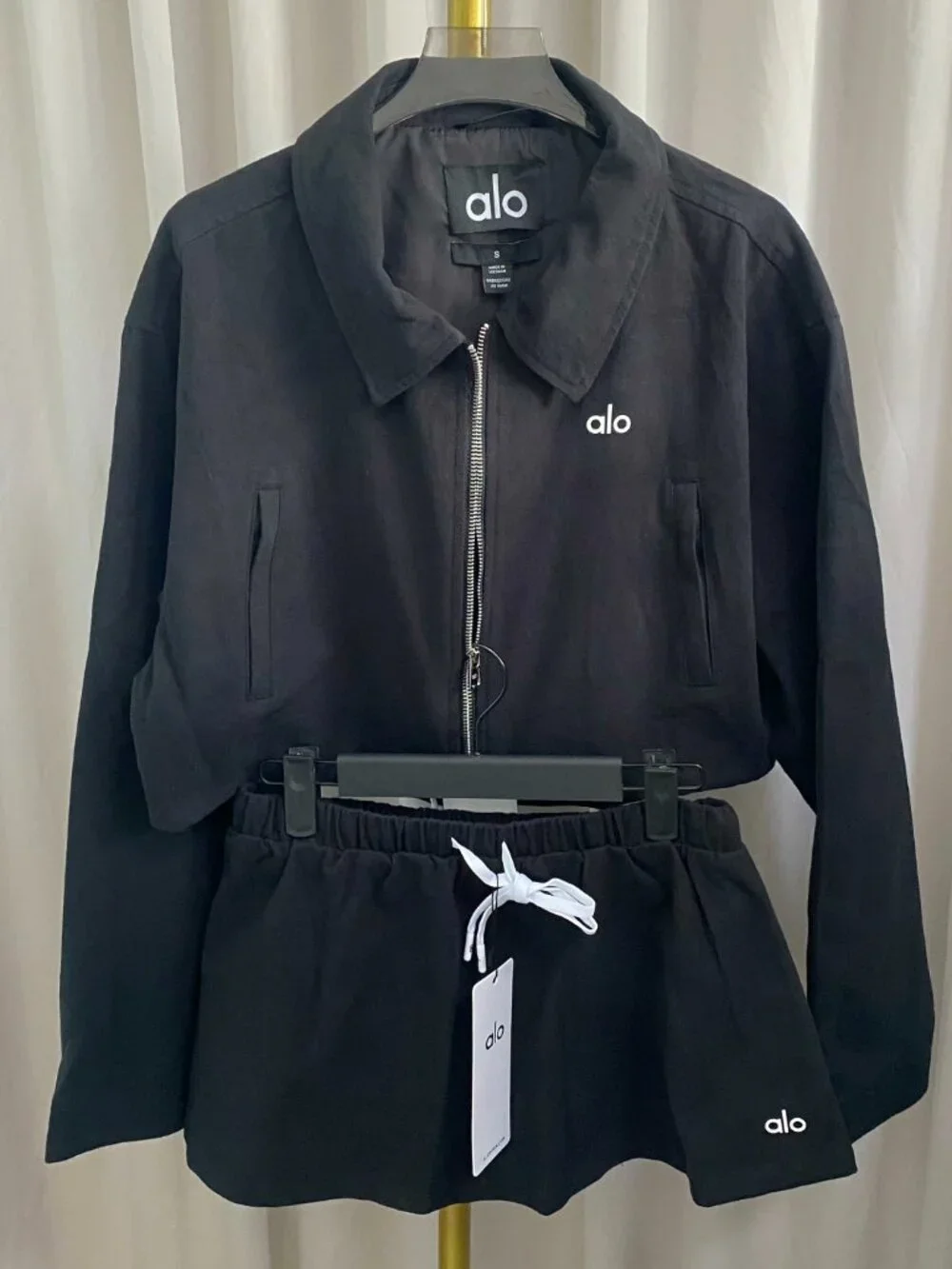 Alo Yoga Set Cropped Fan Favorite Full Zip Jacket And Low-Rise Skirt Black